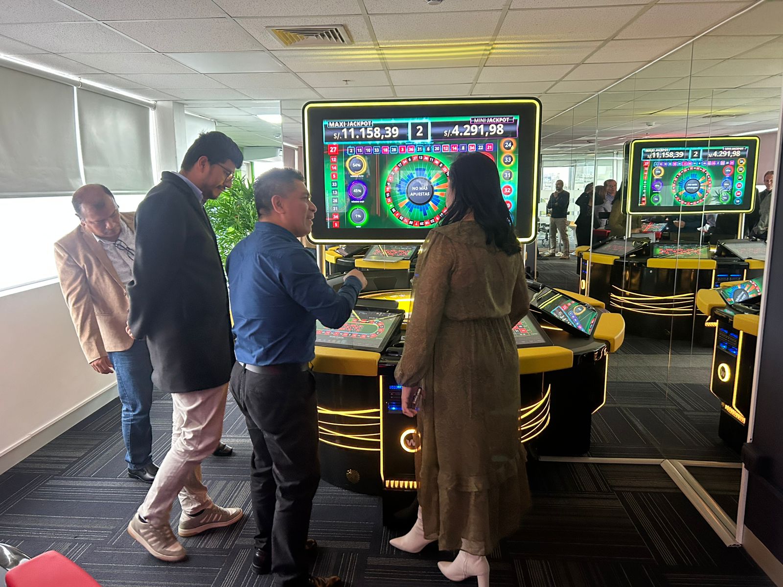 Gold Club Colors electronic roulette displayed at Win Systems' showroom in Lima, Peru, featuring customizable lighting, armrests, and dynamic paytable.